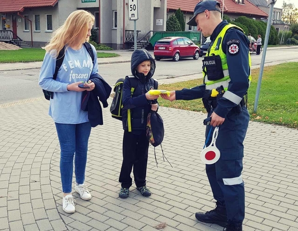 Netikėto reido metu – dovanos mažiesiems eismo dalyviams