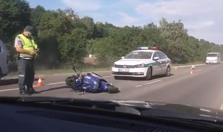 Kauno rajone per susidūrimą su „Audi“ nukentėjo motorolerio vairuotojas