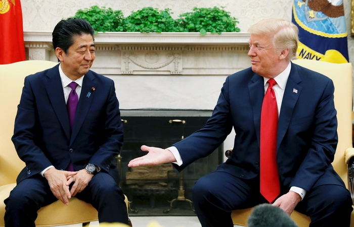 D. Trumpas susitiko su Japonijos premjeru