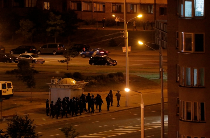 Minske pareigūnai panaudojo ašarines dujas, patvirtinta protestuotojo mirtis Gomelyje