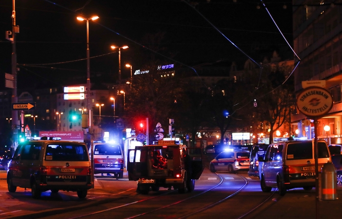 Vienoje per teroro išpuolį žuvo trys žmonės, keliolika sužeista