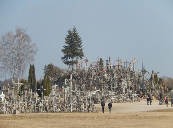 Kryžių kalną turistai ir piligrimai vertina skirtingai