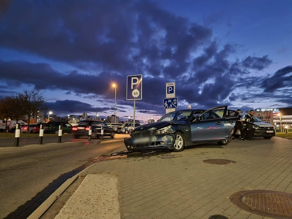 Šalia „Megos“ esančiame tunelyje automobilis BMW rėžėsi į sieną