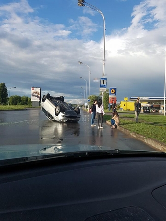 Ties Muravos sankryža apsivertė automobilis