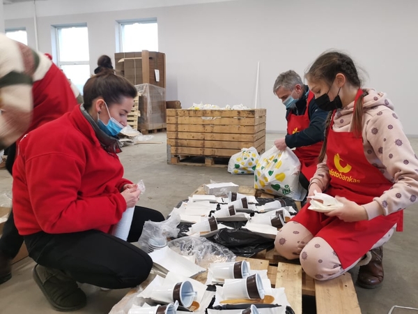 Ruošiamasi ukrainiečių antplūdžiui: pirmajame registracijos centre jau pluša „Maisto bankas“