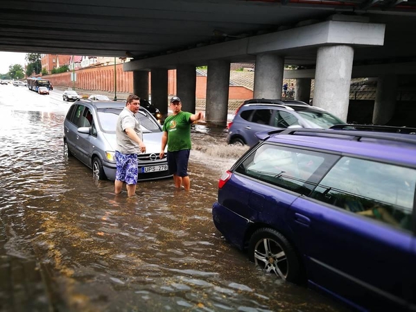 Klaipėdoje praūžė audra, patvino gatvės