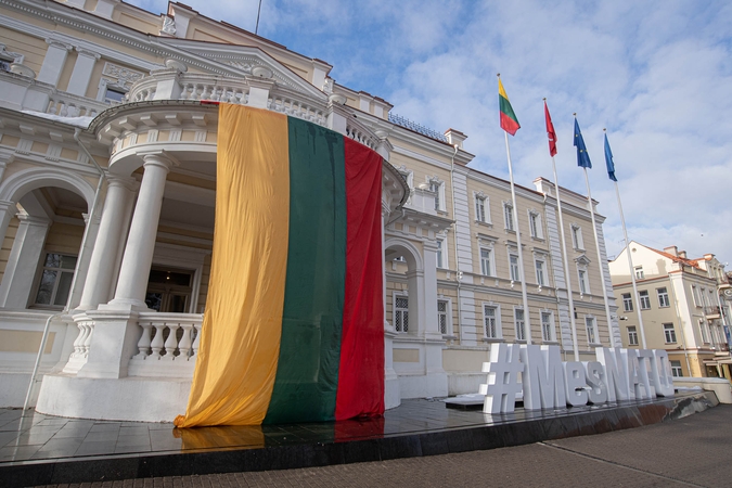 Krašto apsaugos ministerija pasipuošė trispalve