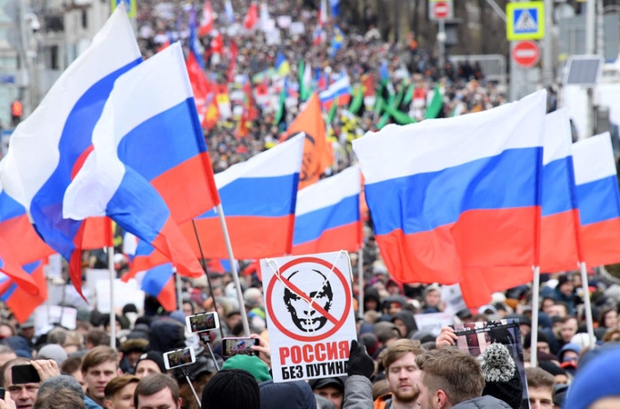 Rusija didina baudas protestuotojams ir socialinių tinklų bendrovėms