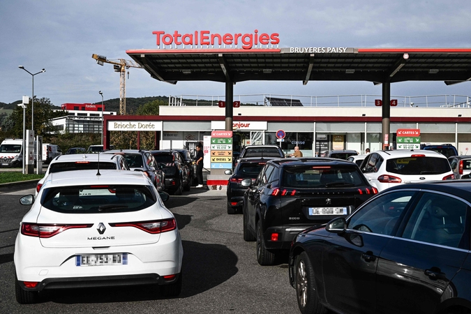 Prancūzijoje toliau streikuojant naftos perdirbėjams, degalinėse trūksta benzino