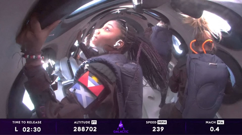 „Virgin Galactic“ į kosmosą išleido pirmuosius keleivius 