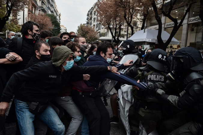 Graikijoje draudimo dėl viruso nepaisę protestuotojai susirėmė su policija