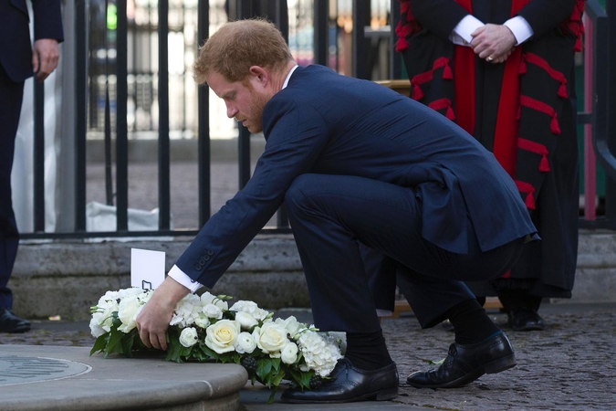 Britanijos princas Harry padėjo vainiką Tuniso išpuolių aukoms