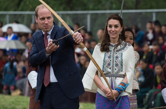 Britų princas Williamas ir Kate Butane išbandė šaudymą iš lanko