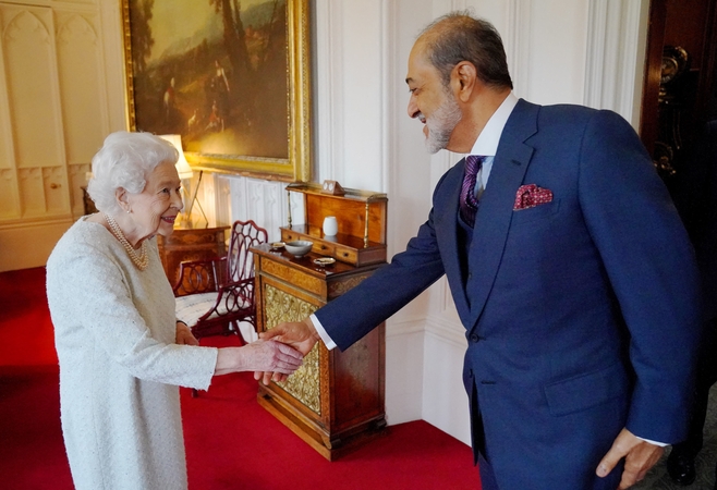 Karalienė Elizabeth II asmeniškai susitiko su Omano sultonu