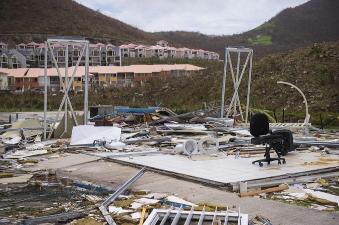 Britanija siunčia du laivus padėti nukentėjusiems nuo uragano „Irma“