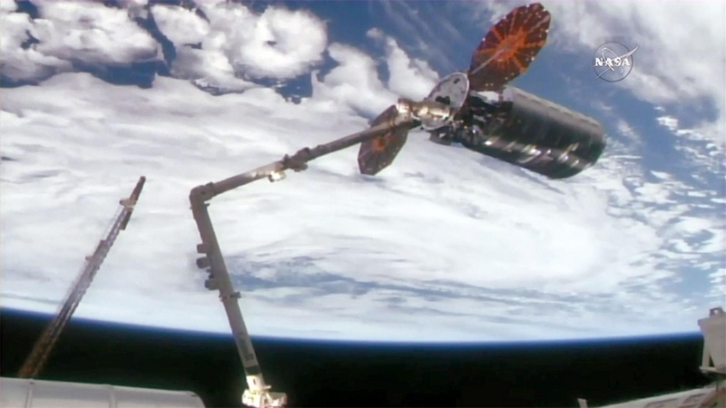 Kosmose astronautai gavo iš Žemės siuntinį – picos ir ledų