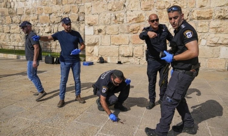 Palestiniečių jaunuolis per išpuolį Jeruzalėje mėsos kapokle sužeidė vyrą ir paauglį