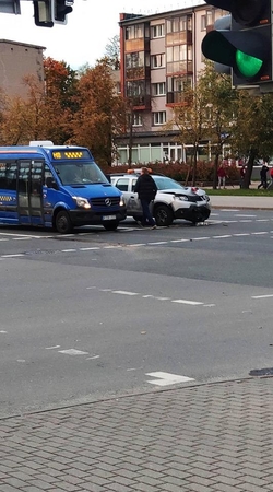 Taikos prospekto ir Paryžiaus Komunos gatvių sankryžoje susidūrė automobiliai