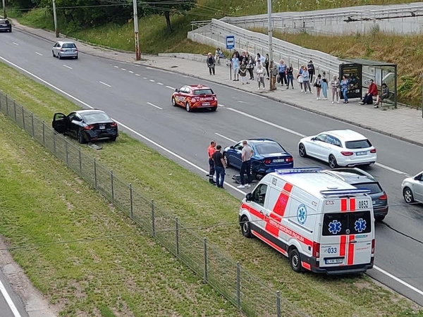 T. Narbuto gatvėje į avariją pateko trys automobiliai, susidarė spūstys