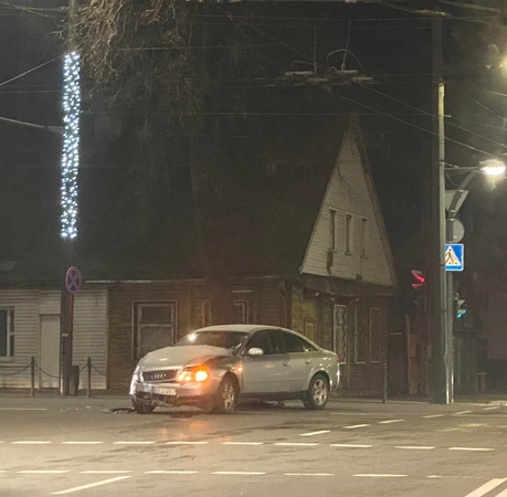 Savanorių pr. ir Utenos gatvės sankryžoje susidūrė „Audi“ ir „Volkswagen Passat“