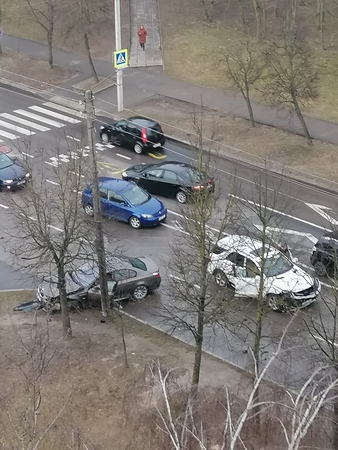 Avarija Šilainiuose: po susidūrimo BMW rėžėsi į kelio blokelį