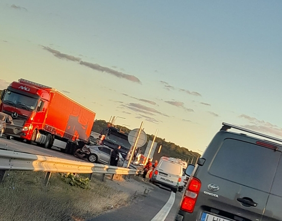 Šalia Akademijos miestelio per vilkiko ir lengvojo automobilio susidūrimą nukentėjo moteris