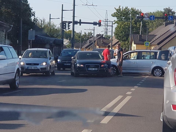 A.Juozapavičiaus prospekte susidūrė trys automobiliai