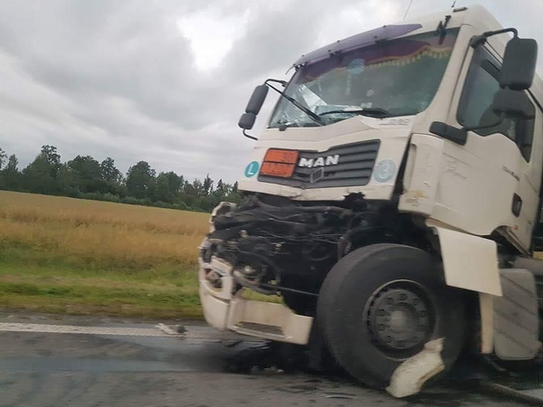 Prie Vandžiogalos kelio nepasidalijo du krovininiai automobiliai