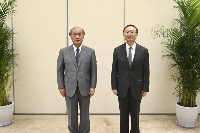 Takeo Akiba ir Yang Jiechi 