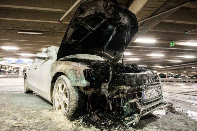 "Akropolio" automobilių aikštelėje užsiliepsnojo "Audi" 