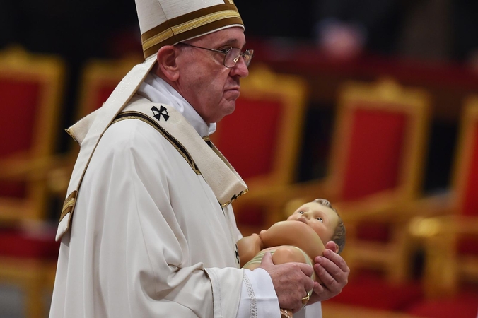 Popiežius pasitinka Kalėdas ragindamas grįžti prie paprastų vertybių