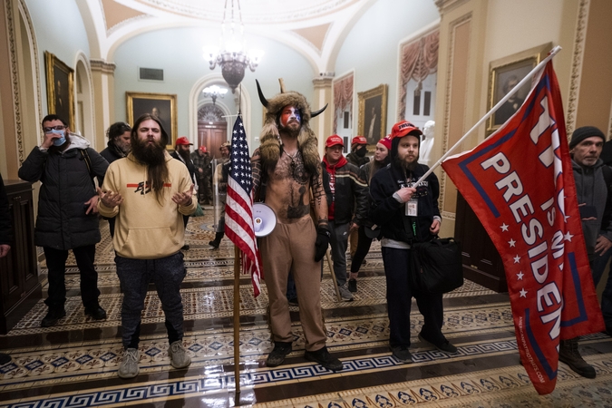 Į JAV Kapitolijų įsiveržęs „šamanas“ norėtų liudyti apkaltoje prieš D. Trumpą