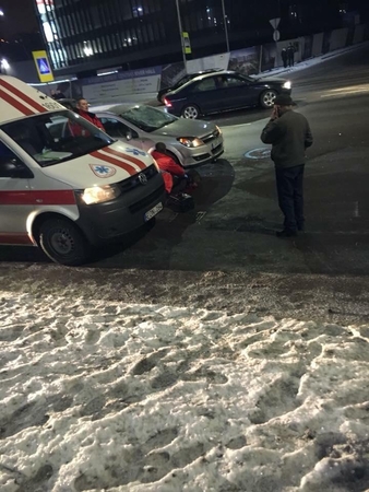 Pėsčiųjų perėjoje partrenktas vyras išvežtas į Klinikas