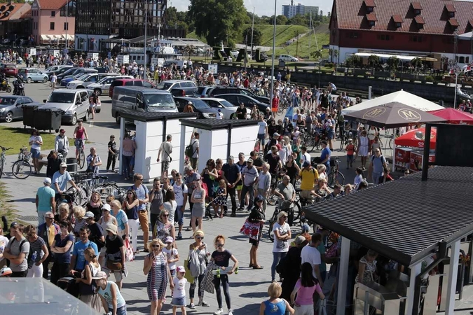 Poilsiautojai traukia į pajūrį: prie keltų nusidriekė eilės