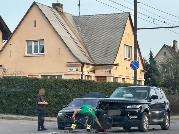 Sukilėlių prospekte susidūrė BMW ir „Range Rover“ 