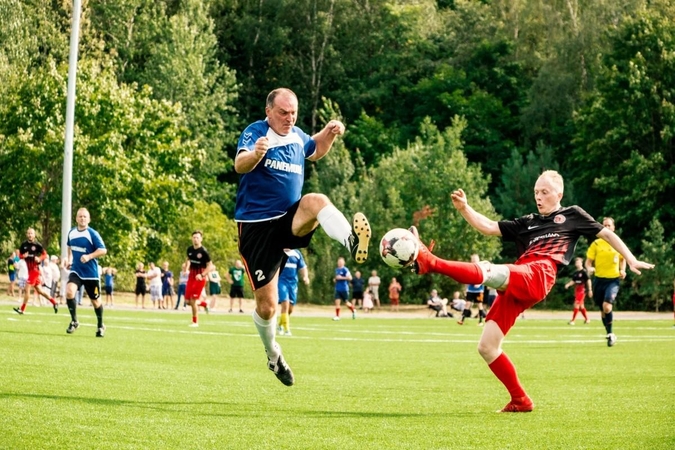 Futbolo stadione – tradicinės Kauno „Panemunės“ ir Vilniaus „Prelegentų“ rungtynės