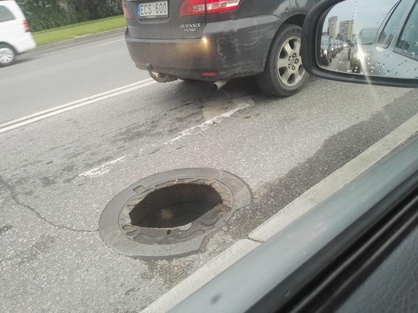 Vairuotojai, būkite atidūs: J.Basanavičiaus alėjoje nėra kanalizacijos dangčio