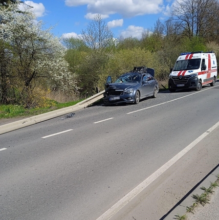 Sargėnuose automobilis „Mercedes-Benz“ rėžėsi į kelio atitvarus
