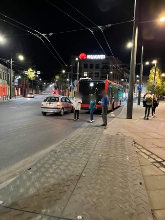 Laisvės al. ir Savanorių pr. sankryžoje susidūrė autobusas ir „Citroen“