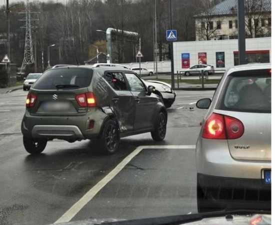 Avarija Kaune: Juozapavičiaus prospekte susidūrė „Nissan“ ir „Suzuki“