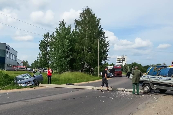 Kauno pakraštyje moteris automobiliu nuvertė stulpą