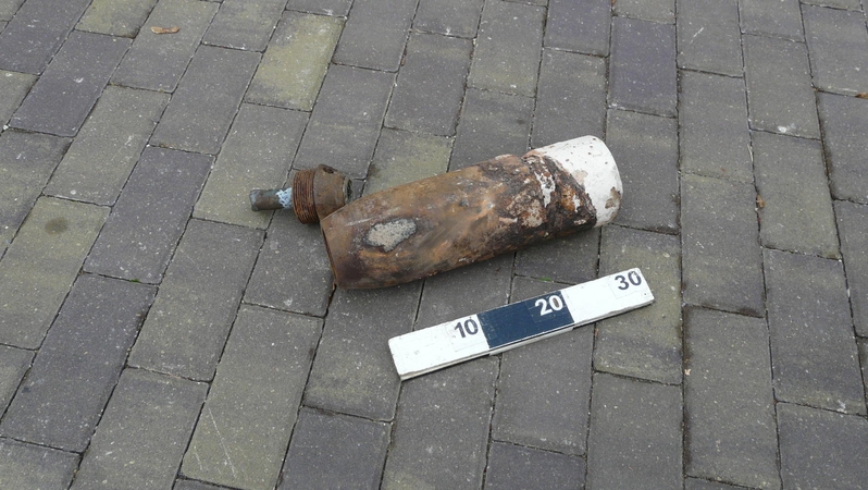 Išminuotojai iš Gintaro muziejaus sienų išėmė karo laikų sviedinį