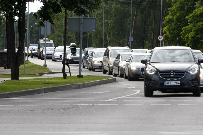 Iš paplūdimių namo traukę poilsiautojai vėl strigo spūstyse