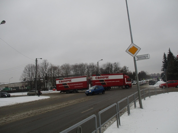 Šalies pagrindinių kelių dangos daugiausia šlapios, rajoniniai keliai slidūs