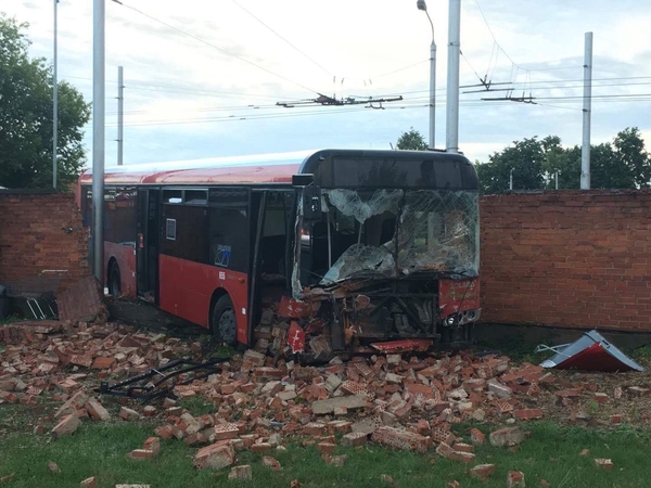 Prie Kauno pilies žiedo autobusas rėžėsi į tvorą