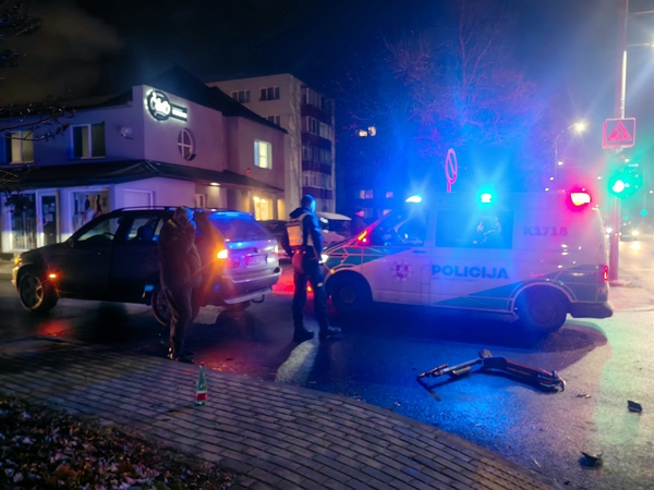 Kovo 11-osios gatvėje BMW partrenkė paspirtuku važiavusią moterį