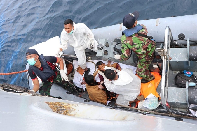 Indonezijos žvejai išgelbėjo dar 10 žmonių iš nuskendusio krovininio laivo