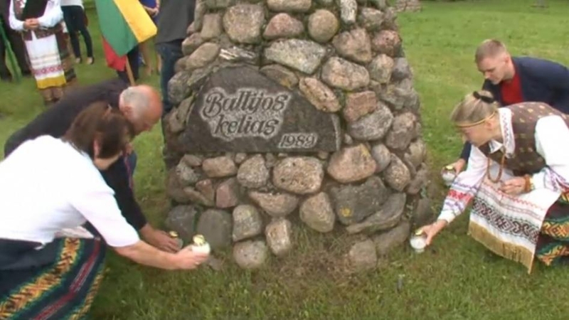Baltijos kelias: pasvaliečiai vėl simboliškai susikibo rankomis