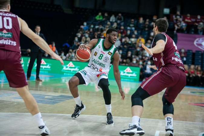 Lėtai įsibėgėję čempionai vargo su „Lietkabeliu“