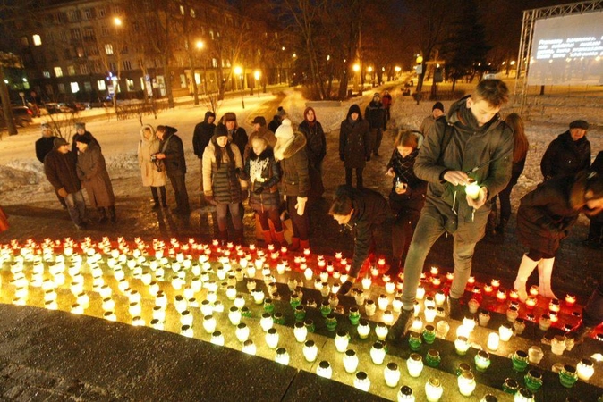 Vilties laiptai Klaipėdos širdyje nušvito liepsnelėmis